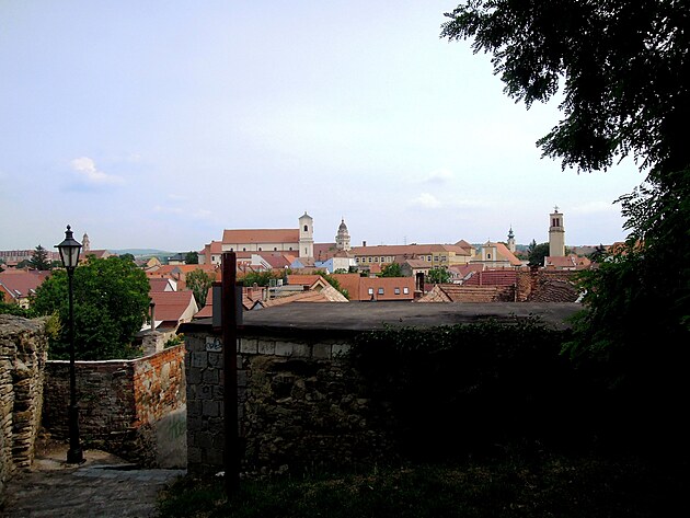 Pohled na město Skalica s kopce od rotundy sv. Jiří
