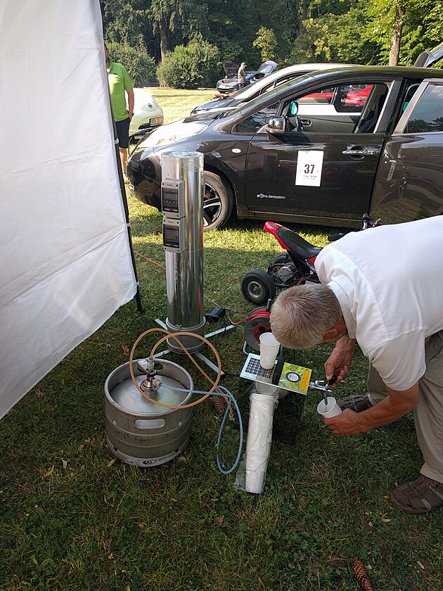 2 Popíjená na louce