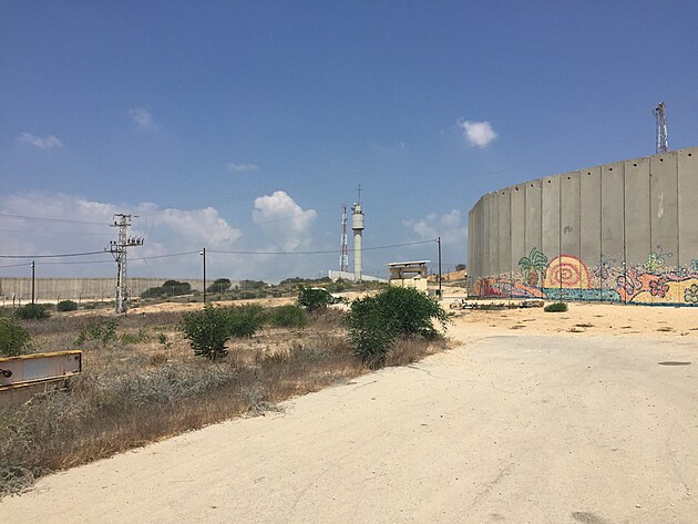 Vlevo souasn ze na hranici s Gazou, vpravo dvj ze oddlujc Kibuc na severn hranici Gazy.
