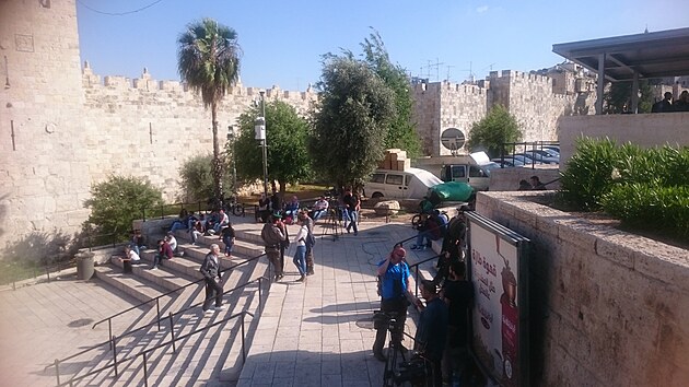 Skupiny novin ped Damaskou brnou v Jeruzalm marn ekaj na protesty po oteven americk ambasdy.