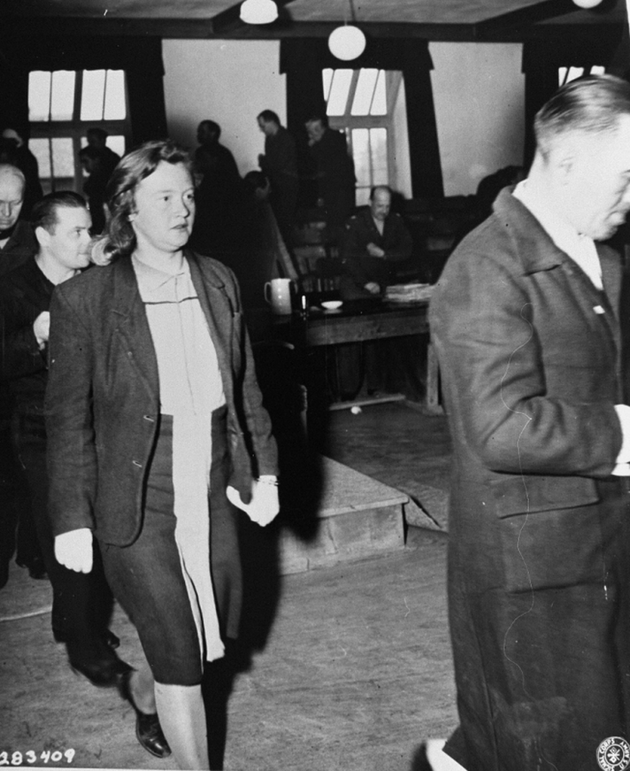 Ilse Kochov pichz k soudnmu procesu v Dachau v roce 1947