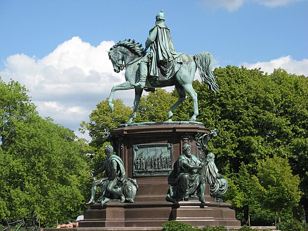 Socha Heinricha der Lve v zmeckm parku