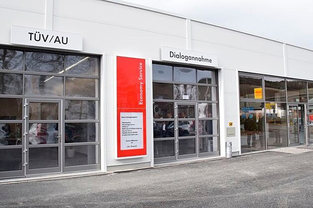 V N�mecku auto za ��elem kontroln� plakety neopust� servis. V�hody? Mechanik neslou�� jako posl��ek za�izov�n� STK, ale servis TK+ME ud�l� s�m v r�mci servisn�ch �kon�. Sta�� jedno pracovi�t�, nemus� to b�t linka dlouh� 26 m o t�ech st�n�ch jako v �R.