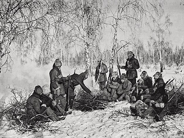 Českoslovenští legionáři na hlídce. Zdroj wikipedia commons - Autor: Anonymní – http://web.mac.com/czechlegion/iWeb/TheCzechLegion/Photo1.html, Volné dílo, https://commons.wikimedia.org/w/index.php?curid=4146135