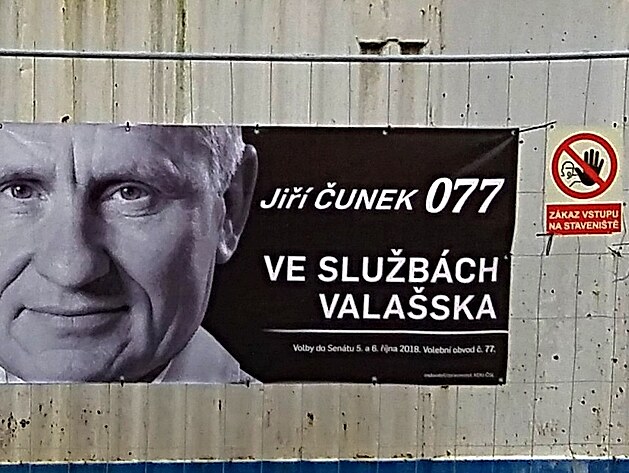unko-Bondovsk billboard ped hlavnm vchodem z vlakovho ndra dopluje zkazov znaka.