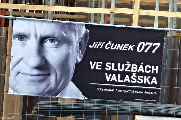 Obsahově Čunkův billboard připomíná Bonda, Jamese Bonda