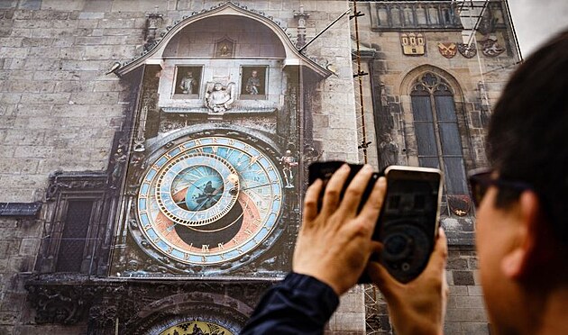 Zcela vylhan jen virtuln promtan orloj si fot nic netuc japont turist. Pt u za orlojem pojedou nkam do Dubaje.