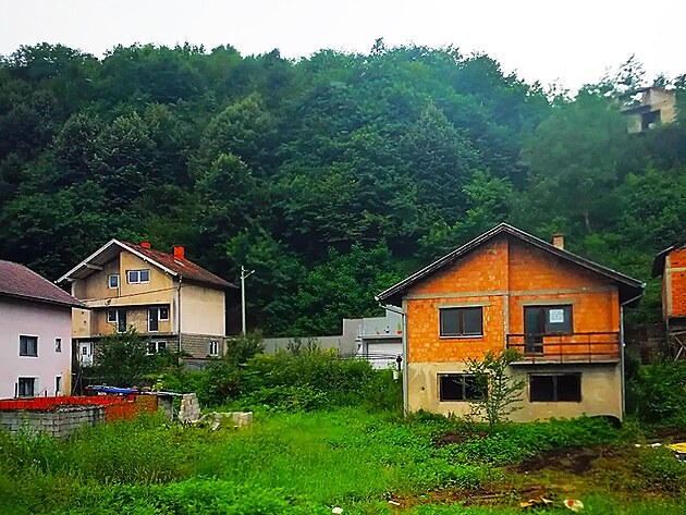 Takov klasick bosensk vesnice. Domy v rznm stdiu rozestavnosti jsou naprosto vude.