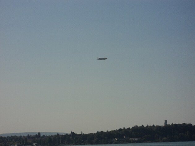 Jedna z mnohch vzducholod (Zeppelin) pi vyhldkovm letu. Zeppelin prv kdysi u jezera vznikl.