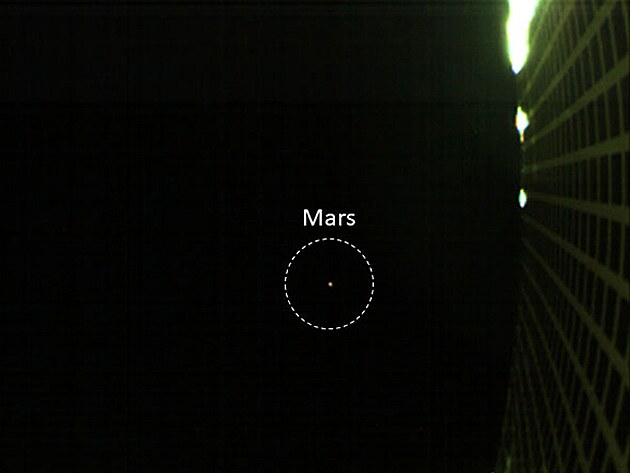 Snmek Marsu pozen kamerou jednoho z cubesat MarCO 2. jna 2018.