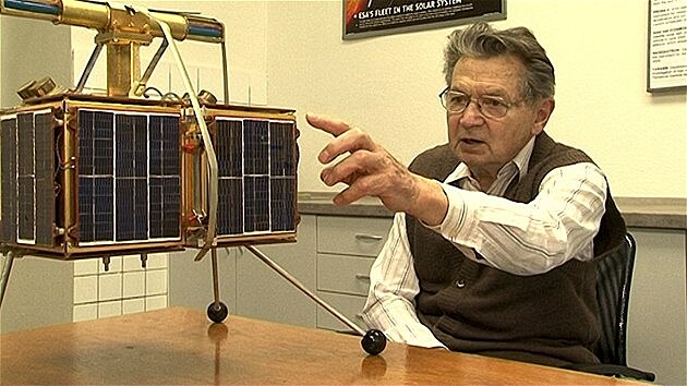 Pavel Tska z stavu fyziky atmosfry  jeden z tvrc druice Magion  se zlonm exemplem satelitu.