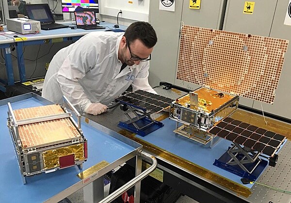 Joel Steinkraus testuje solrn panel jednoho z cubesat MarCO, vyslanch spolu se sondou InSight k Marsu.