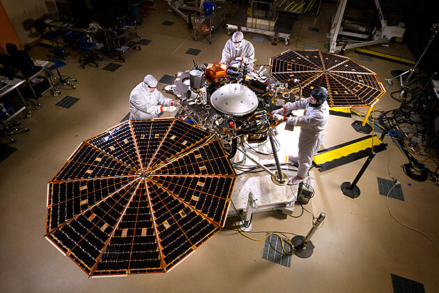 Pprava sondy InSight na start k Marsu v roce 2016 - mise byla nakonec odloena na leton rok.
