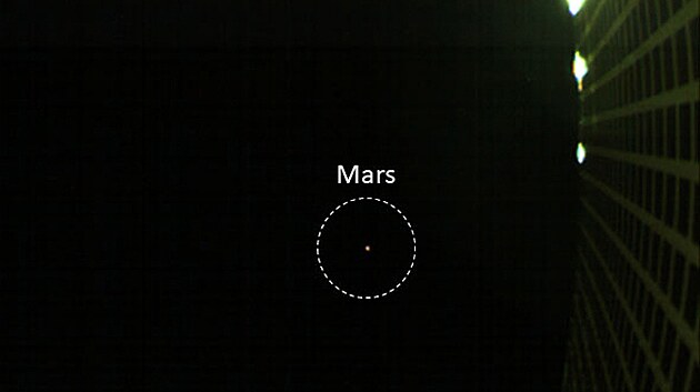 Snmek Marsu pozen kamerou jednoho z cubesat MarCO 2. jna 2018.