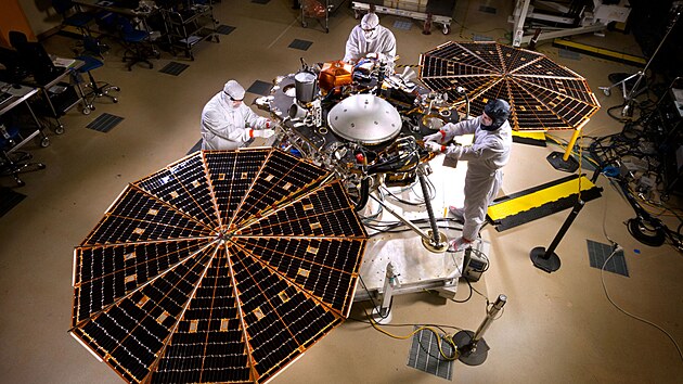 Pprava sondy InSight na start k Marsu v roce 2016 - mise byla nakonec odloena na leton rok.