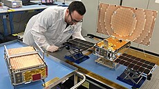 Joel Steinkraus testuje solrn panel jednoho z cubesat MarCO, vyslanch spolu se sondou InSight k Marsu.