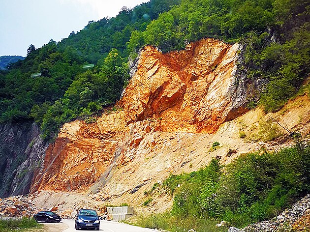 Horniny v okol cesty ze Sarajeva na hranice jsou msty pomrn nestabiln. Kdy spadne kus hory, tak se silnice prost vede okolo. A mnohdy to tak zstane roky.