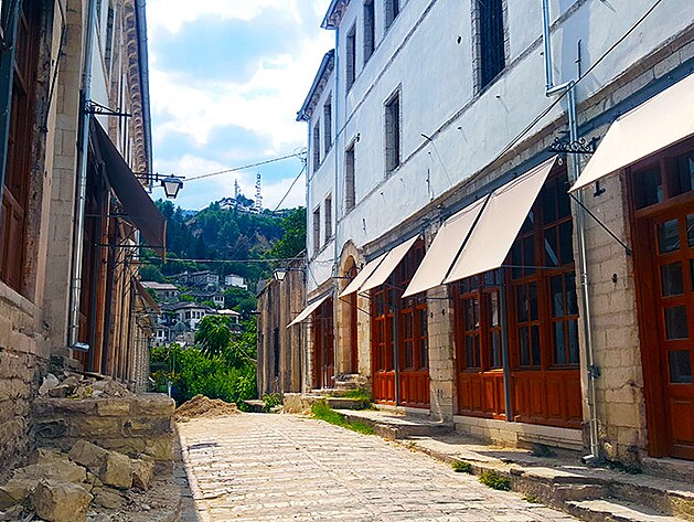 Dnes jsme pidali vt mnostv fotek pedevm z msta Gjirokastr, protoe ns opravdu hodn zaujalo. Nevhal bych ho oznait za takov albnsk esk Krumlov. Snad jenom, e tu nebylo tolik Asiat.