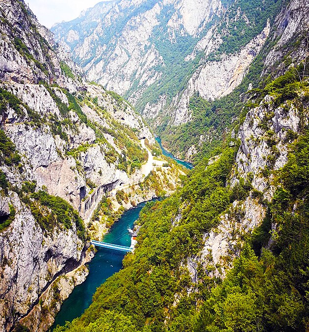 Kaon eky Piva pod pehradou Mratinje Dam. Foceno z vrcholu hrze ve vce 220 metr nad spodn hladinou.