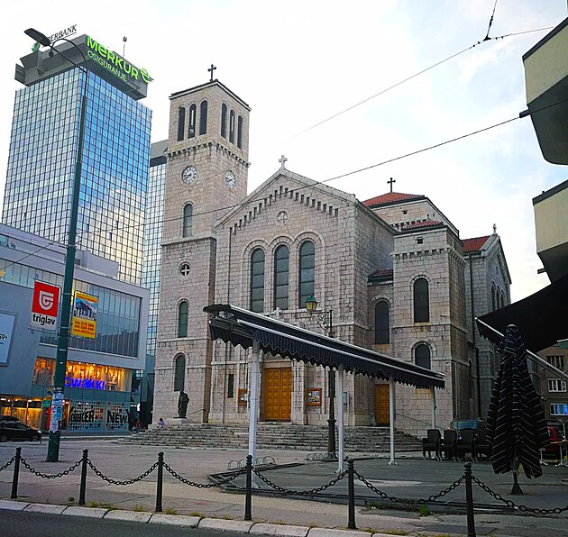 Kostel svatho Josefa v Sarajevu a budova svtov banky jsou ukzkou toho, jak se ve mst spojuje historie a souasnost.