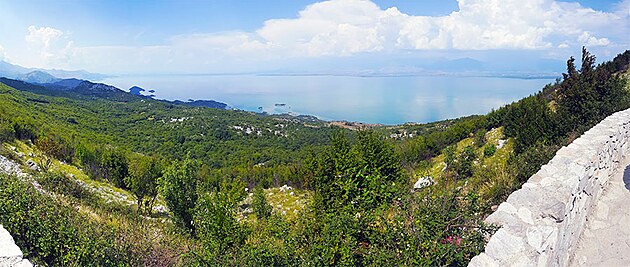 Skadarsk� jezero je neuv��iteln� rozlehl� vodn� hladina a z v��ky vypad� opravdu ��asn�. Dostat se ale ke b�ehu, nen� v�bec jednoduch�.