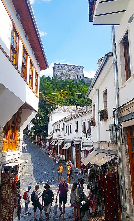 Gjirokastr je opravdu ndhern msto, pln kivolakch kamennch uliek, nad ktermi se ty velk stedovk hrad.