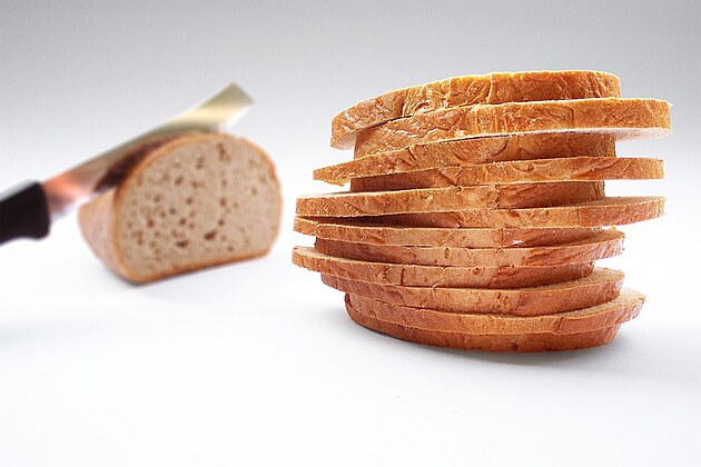 Bochnk chleba lze ezat, stejn jako prostoroas, libovolnm smrem.