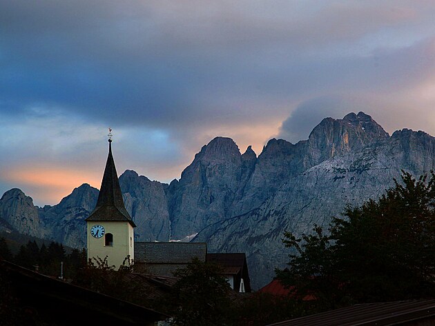 Kostel ve Valbrun a hory, veer...