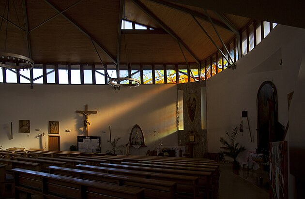 Intermezzo (mezi prac na osazovn soch) - Interir kostela Svat rodiny v Luhaovicch a krsn svteln hry nzkho podzimnho slunce