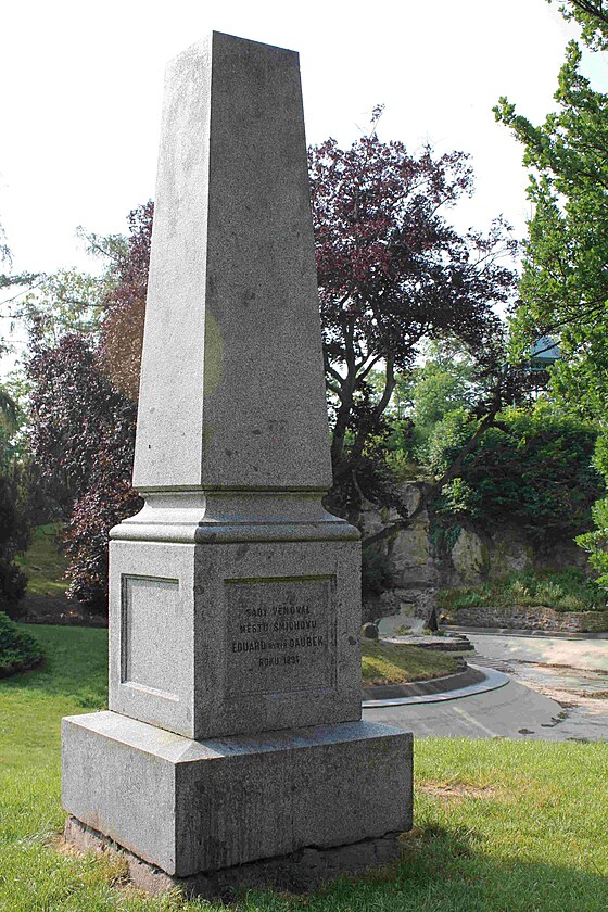 Pamtn obelisk Eduarda mladho v parku Na Skalce