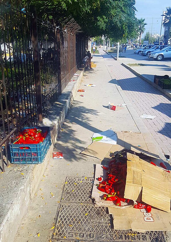 Zti s paprikami na hlavn ulici v Drai. Nen zcela jasn, zda si prodava jenom odskoil nebo ho to u pestalo bavit a papriky nechal napospas svmu osudu.