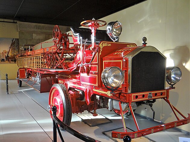 American Lafrance Hook and Ladder Arial Type 31/6 (1922)