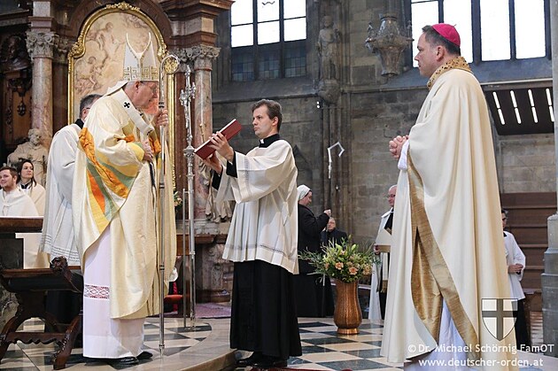 J.E. arcibiskup a J.E. velmistr pi (vpravo) pi benedikci