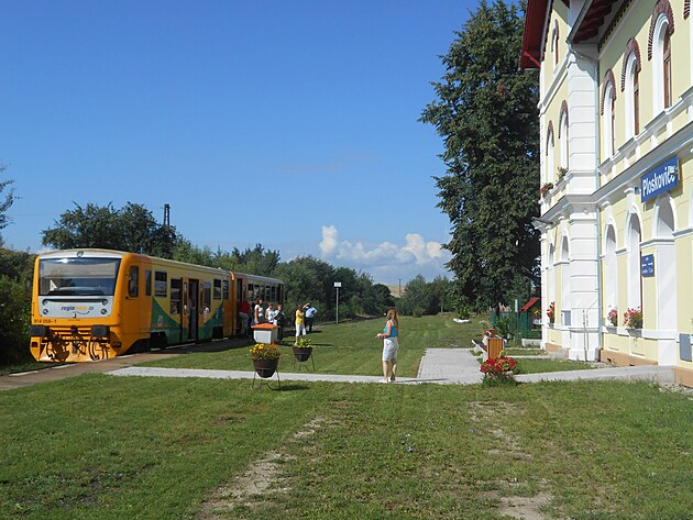 Osobn vlak v zastvce Ploskovice