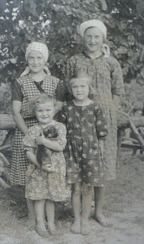 Anna (vlevo nahoe) se sestrami, 1940