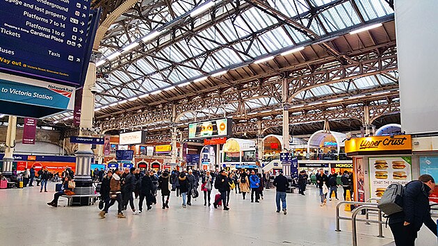 Victoria station, na které končí většina spojů z letišť mimo Londýn. Často je to jedno velké lidské mraveniště.