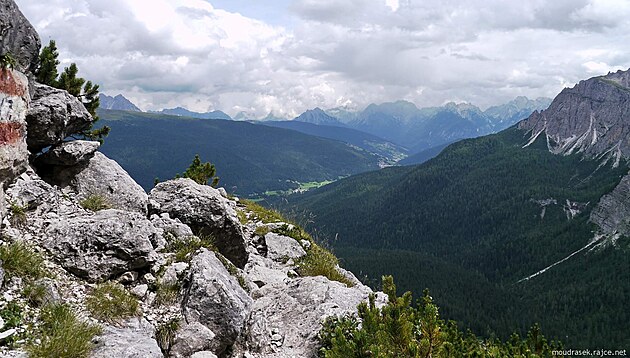 Vhked na Comelico Superiore z okraje stezky .124 (vlevo je vidt st turistick znaky)