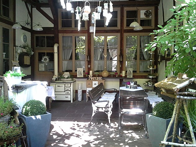 V jednom z nich je kouzeln� mal� kav�rni�ka