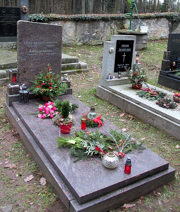Hrob Karla Svobody. Je zde pochovn se svoj prvn enou Hanou "ikou" Svobodovou, rozenou Bohatovou, kter zemela v roce 1993 na ndorov onemocnn.