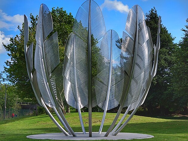 Nine feathers  Spznn due  pamtnk v Bailic Park v Midletonu, v Corku (Irsko) vytvoen sochaem Alexem Pentekem na pamtku solidarity americkch indin kmene Choctaw (Oklahoma, USA). Ti uspodali sbrku a ze svch vc ne skromnch prostedk 