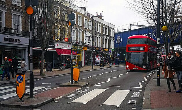 Nov dvoupatrov autobusy jsou nejenom krsn, ale navc maj daleko plynulej rozjezd, co ocente, pokud se zrovna snate dostat do prvnho patra. Na obrzku linka 168 v Camden Town