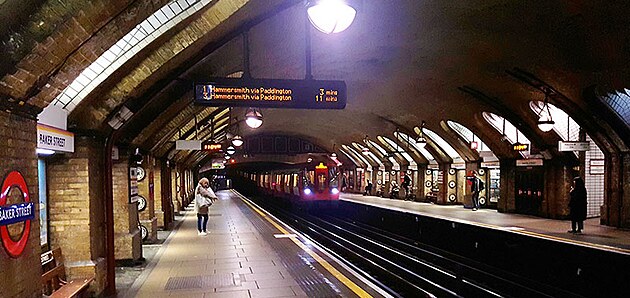 Baker street na lince Circle Line je jednou z nejstarch a zrove nejkrsnjch v londnskm metru. Falen okna po stranch jsou pvodn prduchy na odvod koue a pry z parnch lokomotiv.