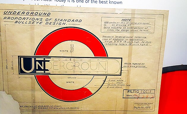 Jedna ilustran fotografie z londnskho muzea dopravy, kter znzoruje nvrh dnes ji legendrnho loga londnskho metra - UNDERGROUND.