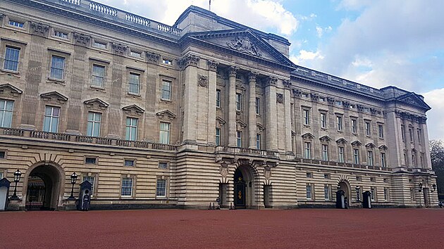 Buckinghamsk palc je tradin sdlo britskch panovnk a psob opravdu majesttn.