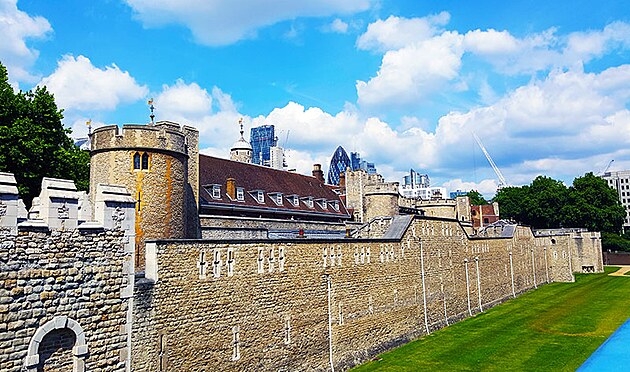 Tower of London je na prvn pohled pomrn nenpadn komplex, ale o to vce je rozshl.