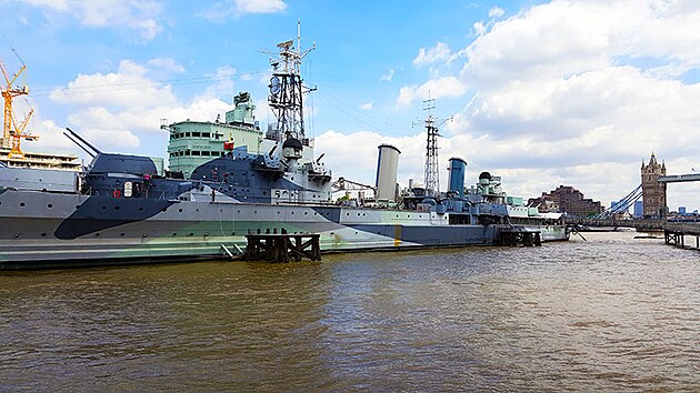 HMS Belfast je zakotven notn kus od pravho behu Teme doslova na dohled od mostu Tower Bridge, kter je vidt v pozad.