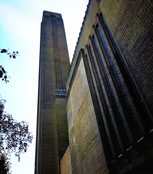 Tate Modern sdl v budov bval tepeln elektrrny, jej budova je dnes technickou pamtkou.