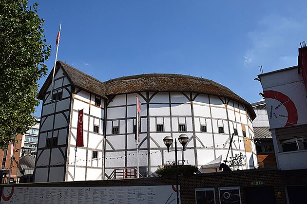 Znovu postaven� replika divadla Globe, ve kter�m hr�l William Shakespeare se svoj� hereckou spole�nost� sv� hry.