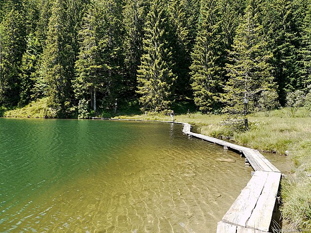 Chodníček okolo Lago di Sant'Anna