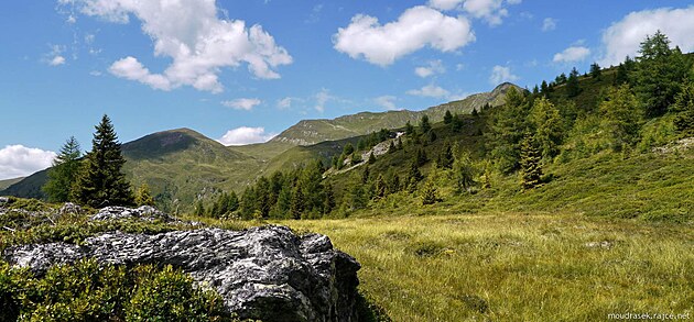 Karnsk Alpy nad boudou Coltrondo, na okraji suti uprosted snmku je zachycena st pevnosti Opera 7 u cesty .159 do Passo Silvella